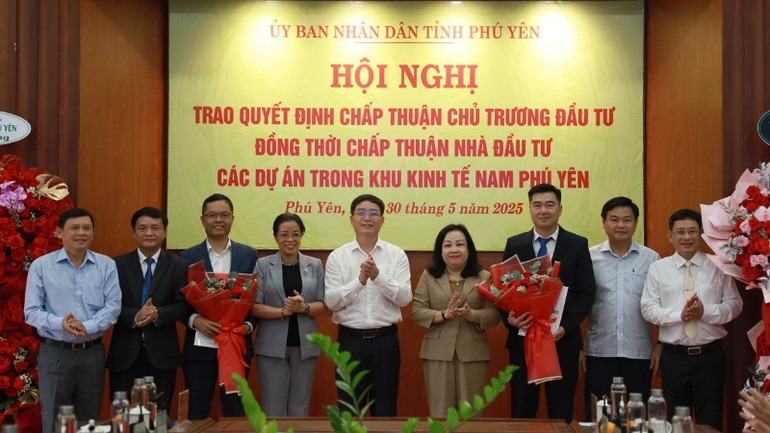 Lãnh đạo hai tỉnh Phú Yên và Đắk Lắk tặng hoa chúc mừng các doanh nghiệp.