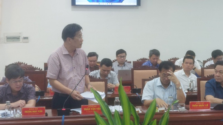 Các đại biểu thảo luận, cho ý kiến tại hội nghị. Các đại biểu thảo luận, cho ý kiến tại hội nghị.