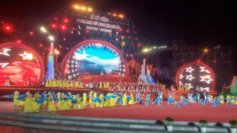 Tiết mục nghệ thuật đặc sắc chào mừng lễ kỷ niệm 50 năm Ngày giải phóng Phú Yên. Tiết mục nghệ thuật đặc sắc chào mừng lễ kỷ niệm 50 năm Ngày giải phóng Phú Yên.