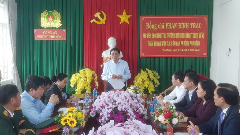 Đồng chí Phan Đình Trạc phát biểu căn dặn cán bộ, chiến sĩ Công an Phường Phú Đông.