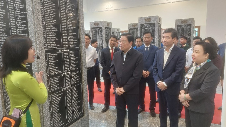 Đồng chí Phan Đình Trạc thăm bia ghi tên các anh hùng liệt sĩ.