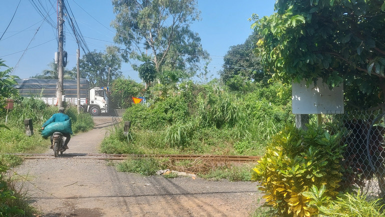 Một lối đi tự mở qua đường sắt mất an an toàn ở thôn Phú Thạnh, huyện Tuy An, tỉnh Phú Yên.