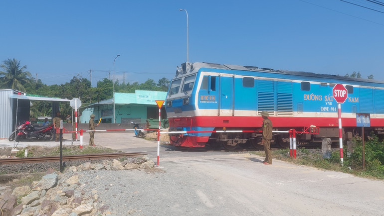 Những chuyến tàu đầu tiên qua trạm gác chắn an toàn.