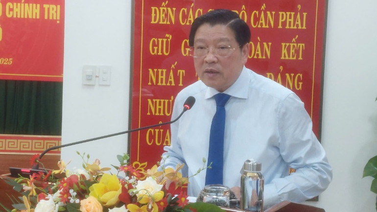 Đồng chí Phan Đình Trạc phát biểu giao nhiệm vụ.