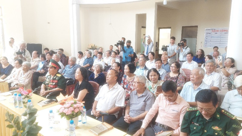 Các đại biểu và độc giả tham dự ngày giới thiệu hồi ký.