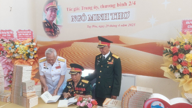 Những cuốn sách đầu tiên, tác giả tặng đồng đội một thời oanh liệt.