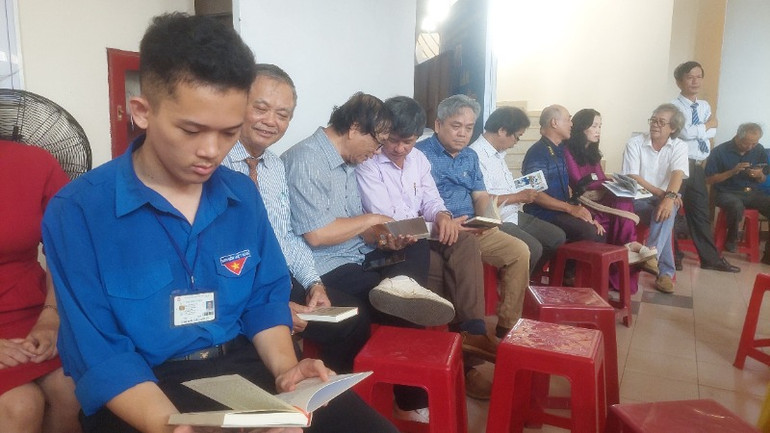 Rất đông độc giả mọi thế hệ đón đọc trong ngày ra mắt tập sách.