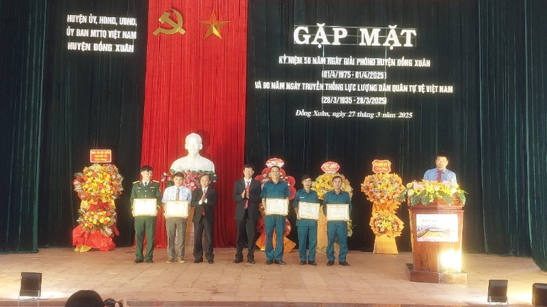 Khen thưởng các tập thể, cá nhân có thành tích xuất sắc trong xây dựng lực lượng Dân quân tự vệ.