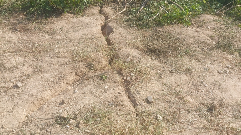 Xuất hiện một vài vết nứt trên mặt đất xung quanh mô đất.