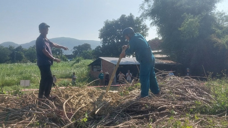 Lực lượng chức năng địa phương đo thử độ sâu hố bùn.