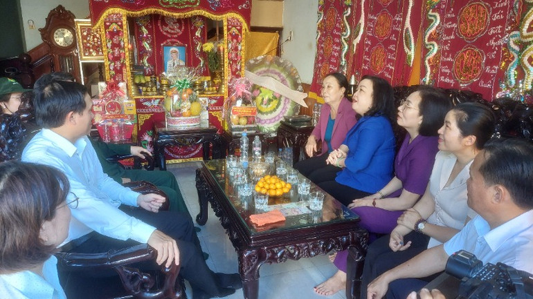 Đồng chí Cao Thị Hòa An, Phó Bí thư Thường trực Tỉnh ủy thăm hỏi gia đình Anh hùng Lực lượng vũ trang nhân dân Đặng Phi Thưởng.