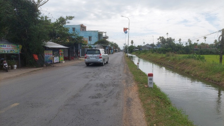 Quốc lộ 29, đoạn qua phường Hòa Vinh, thị xã Đông Hòa, đường hẹp, nhiều vị trí hư hỏng, không bảo đảm an toàn giao thông khi lưu lượng phương tiện lớn.