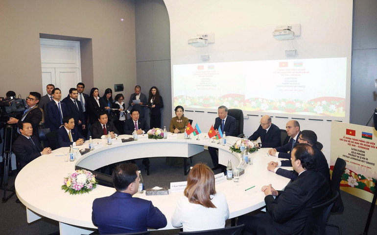 Tổng Bí thư Tô Lâm và Phu nhân dự Lễ khánh thành Phòng lưu niệm "Chủ tịch Hồ Chí Minh với ngành dầu khí Việt Nam - Azerbaijan". Ảnh: Thống Nhất – TTXVN