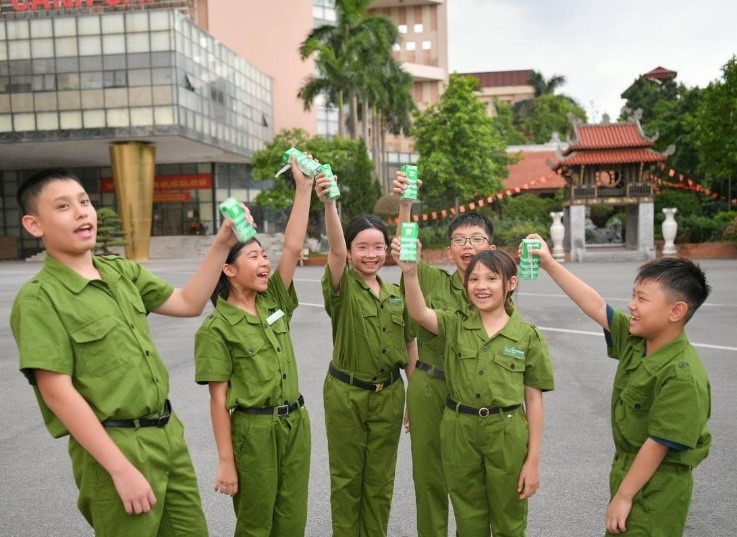 Vinamilk góp thêm niềm vui cho mùa hè ý nghĩa của các “chiến sĩ công an nhí”. Vinamilk góp thêm niềm vui cho mùa hè ý nghĩa của các “chiến sĩ công an nhí”.