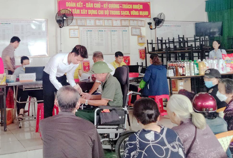 Ngày đầu chi trả tại các điểm trên địa bàn tỉnh Đồng Nai đảm bảo trật tự. Nhân viên chi trả phục vụ niềm nở, lịch sự, chu đáo.