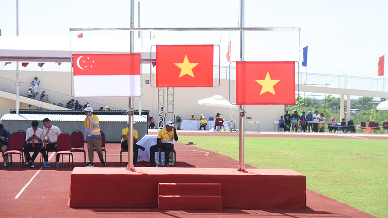 Quốc ca Việt Nam nhiều lần ngân vang trong ngày thi đấu đầu tiên của bộ môn điền kinh tại Đại hội thể thao học sinh Đông Nam Á.