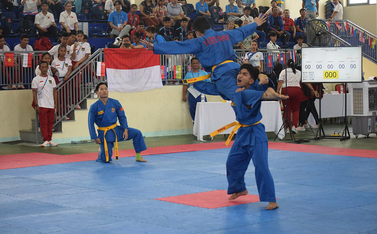 Các vận động viên của đội tuyển Vovinam học sinh Việt Nam thực hiện phần thi biểu diễn đòn chân tấn công.