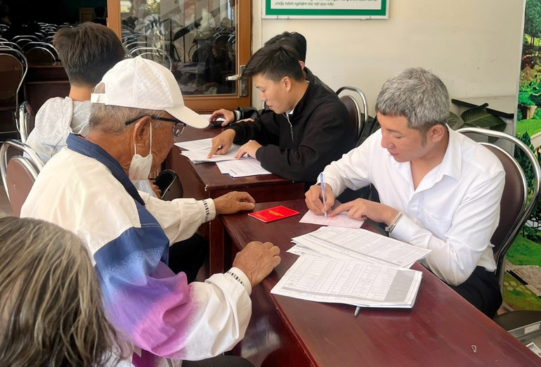 Người dân nhận trợ cấp ưu đãi người có công tại điểm chi trả Ủy ban nhân dân phường 4, thành phố Đà Lạt, tỉnh Lâm Đồng.