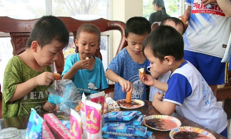 Buổi liên hoan 1/6 thêm rôm rả với những hộp sữa và món bánh mì chấm sữa được các bé vô cùng yêu thích. Buổi liên hoan 1/6 thêm rôm rả với những hộp sữa và món bánh mì chấm sữa được các bé vô cùng yêu thích.