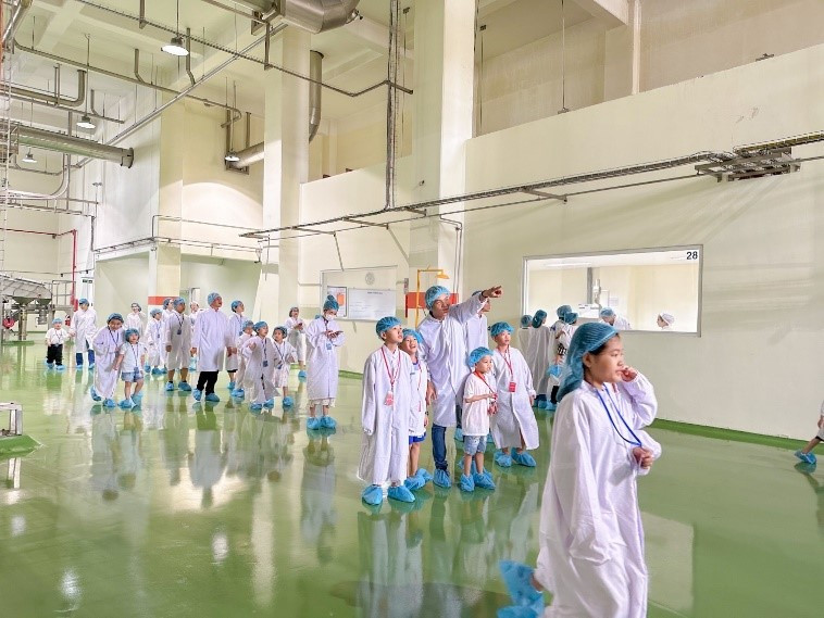 Chuyến tham quan Nhà máy sữa bột Việt Nam là một trải nghiệm rất đặc biệt của các bạn nhỏ. Chuyến tham quan Nhà máy sữa bột Việt Nam là một trải nghiệm rất đặc biệt của các bạn nhỏ.