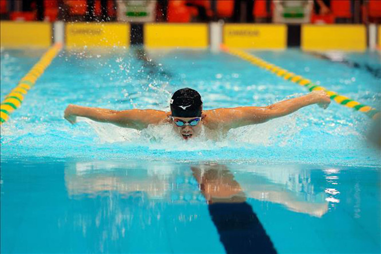 Vận động viên Nguyễn Quang Thuấn trên đường đua 200m bơi bướm nam.