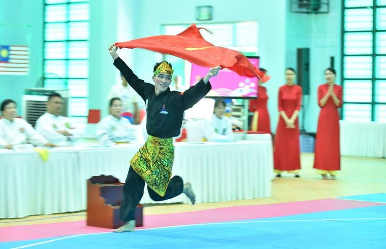 Hình ảnh ăn mừng chiến thắng xúc động của vận động viên Nguyễn Thành Long.