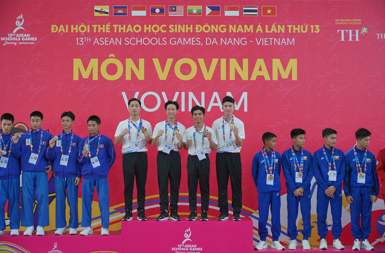 Các vận động viên Vovinam giành Huy chương Vàng nội dung đòn chân tấn công nam.