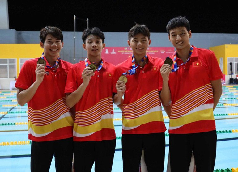 Ở môn bơi, các vận động viên Hoàng Quy, Nguyễn Quốc, Tuấn Anh, Quang Thuấn giành Huy chương Vàng nội dung tiếp sức 4x200m tự do nam.