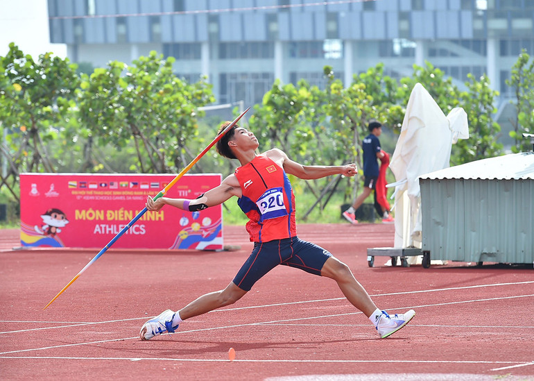 Phan Văn Anh Kiệt thực hiện phần thi ném lao.