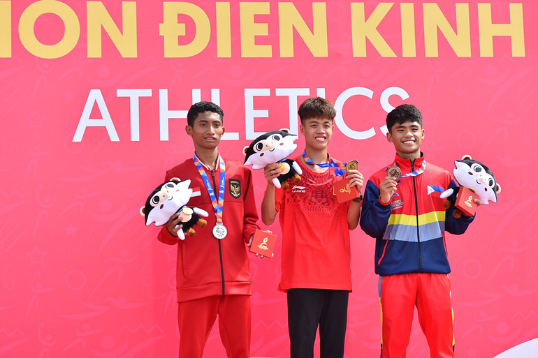 Vận động viên Lương Xuân Sơn vô địch nội dung chạy 2.000m vượt chướng ngại vật nam.