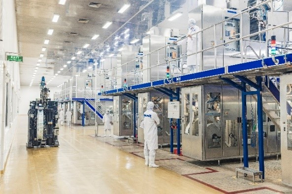 Vinamilk sở hữu năng lực sản xuất “khủng” nhờ hệ thống các nhà máy lớn, hiện đại, theo các tiêu chuẩn quốc tế. Vinamilk sở hữu năng lực sản xuất “khủng” nhờ hệ thống các nhà máy lớn, hiện đại, theo các tiêu chuẩn quốc tế.