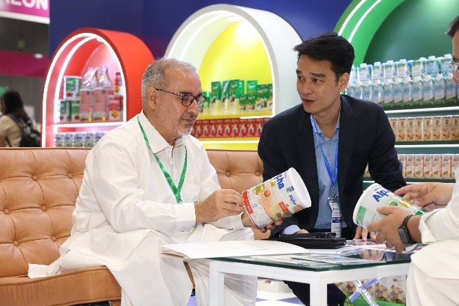 Các khách hàng lớn đến từ khu vực Trung Đông, thị trường truyền thống thế mạnh của Vinamilk về sản phẩm sữa bột trẻ em, bột dinh dưỡng.