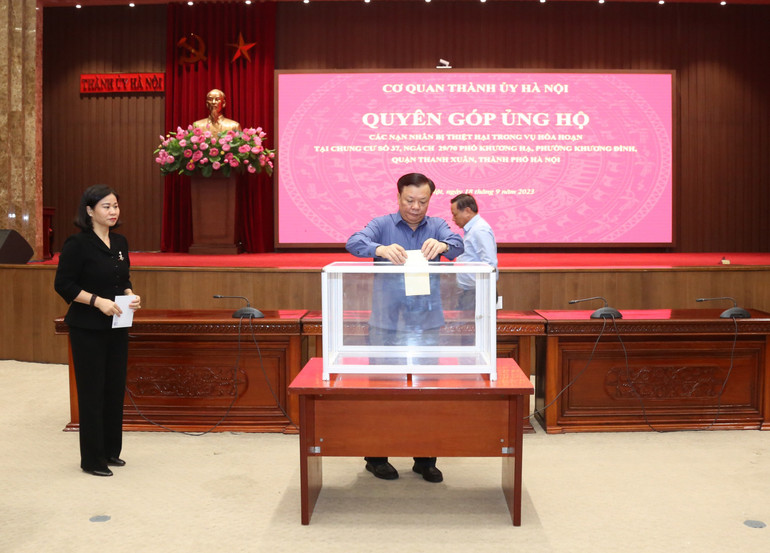 Lãnh đạo Thành ủy Hà Nội quyên góp ủng hộ các nạn nhân vụ cháy.