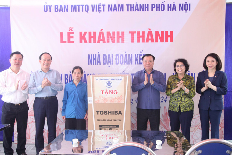 Đồng chí Đinh Tiến Dũng tặng quà mừng nhà mới cho gia đình bà Hoàng Thị Quyết, ở thôn Xoan, xã Vân Hòa, huyện Ba Vì. Đồng chí Đinh Tiến Dũng tặng quà mừng nhà mới cho gia đình bà Hoàng Thị Quyết, ở thôn Xoan, xã Vân Hòa, huyện Ba Vì.