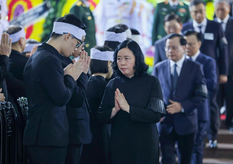 Đồng chí Bùi Thị Minh Hoài chia sẻ với người thân Tổng Bí thư Nguyễn Phú Trọng.