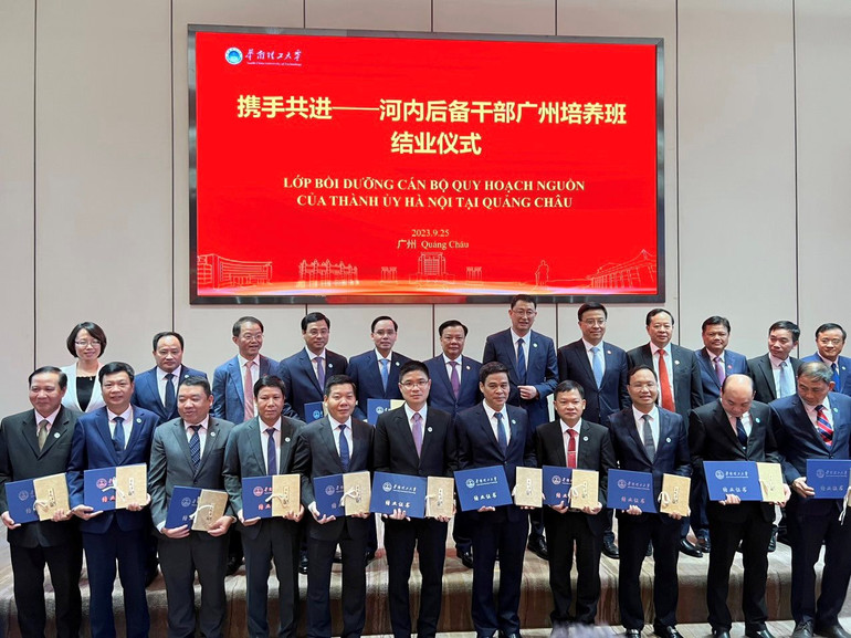 Các đồng chí lãnh đạo thành phố Hà Nội và nước bạn với các học viên lớp bồi dưỡng.