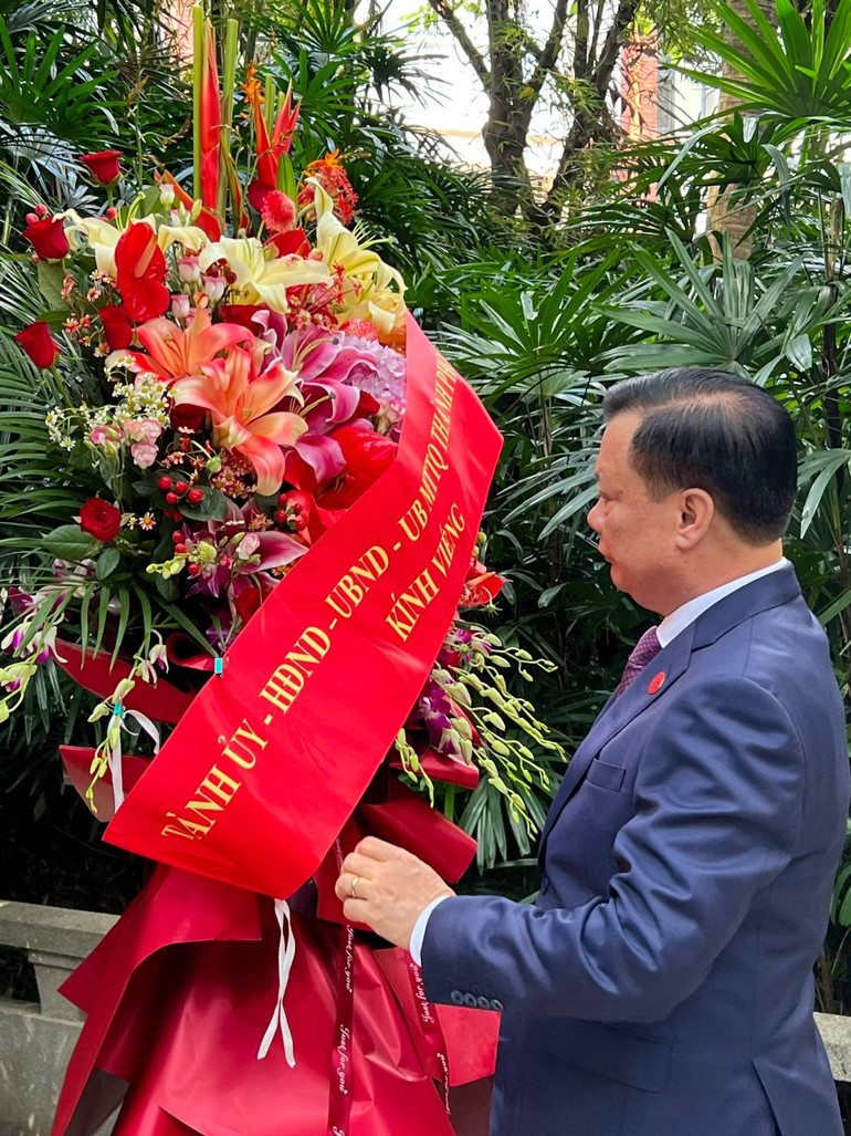 Đồng chí Đinh Tiến Dũng đặt hoa, dâng hương tưởng niệm liệt sĩ Phạm Hồng Thái.