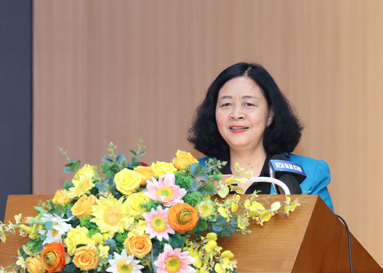 Đồng chí Bùi Thị Minh Hoài phát biểu tại buổi tiếp xúc cử tri.