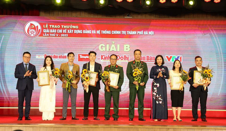 Phó Bí thư Thường trực Thành ủy Hà Nội Nguyễn Thị Tuyến và Tổng Biên tập báo Nhân Dân, Phó Trưởng Ban Tuyên giáo Trung ương, Chủ tịch Hội Nhà báo Việt Nam Lê Quốc Minh trao Giải B cho các tác giả đoạt giải. (Ảnh: Thủy Nguyên)