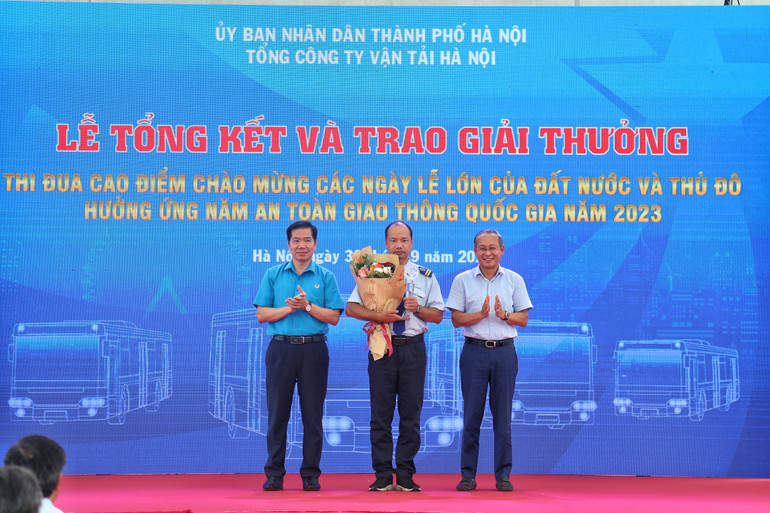 Trao giải cho lái xe đoạt giải Nhất.