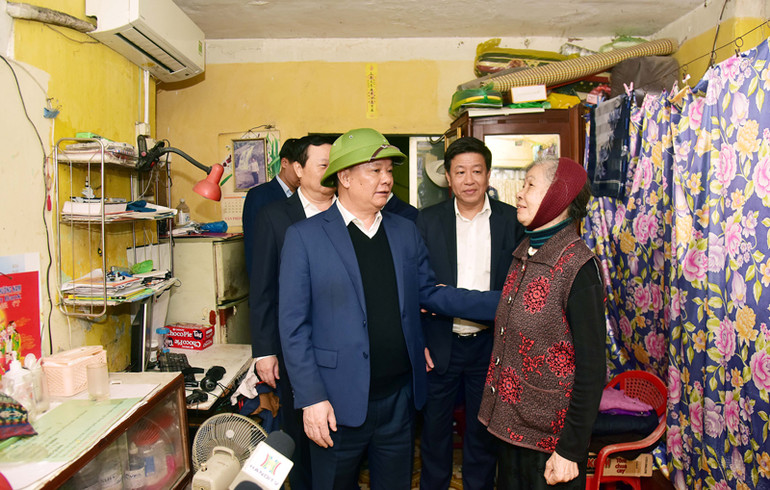 Lãnh đạo thành phố Hà Nội trò chuyện với người dân đang sinh sống tại khu tập thể Khương Thượng, quận Đống Đa.