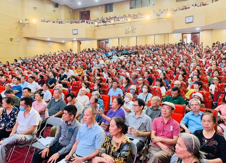 Các hộ dân có nhà trong diện giải phóng mặt bằng tham dự hội nghị.