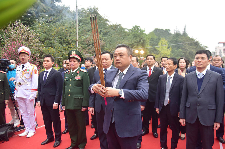 Lãnh đạo thành phố Hà Nội dâng hương tại đền thờ Hoàng đế Quang Trung tại Gò Đống Đa.