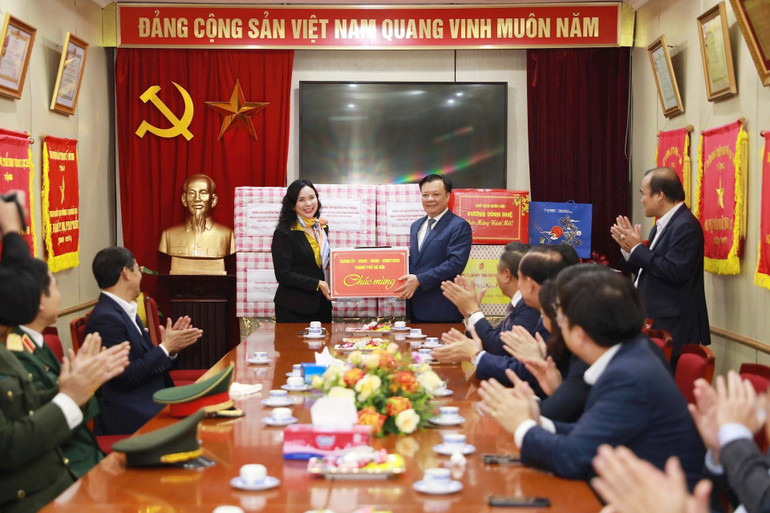 Lãnh đạo thành phố Hà Nội tặng quà, chúc Tết cán bộ, nhân viên Ban Quản lý khu di tích Chủ tịch Hồ Chí Minh. Lãnh đạo thành phố Hà Nội tặng quà, chúc Tết cán bộ, nhân viên Ban Quản lý khu di tích Chủ tịch Hồ Chí Minh.