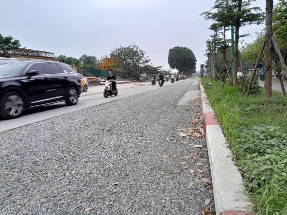 Mặt đường phố Vạn Hạnh không hề được rào chắn, rất nguy hiểm cho các phương tiện, nhất là vào buổi tối.