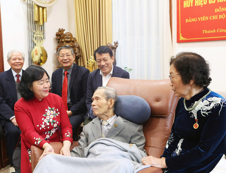 Bí thư Thành ủy Hà Nội trò chuyện với đồng chí Lương Tam Kỳ. Bí thư Thành ủy Hà Nội trò chuyện với đồng chí Lương Tam Kỳ.