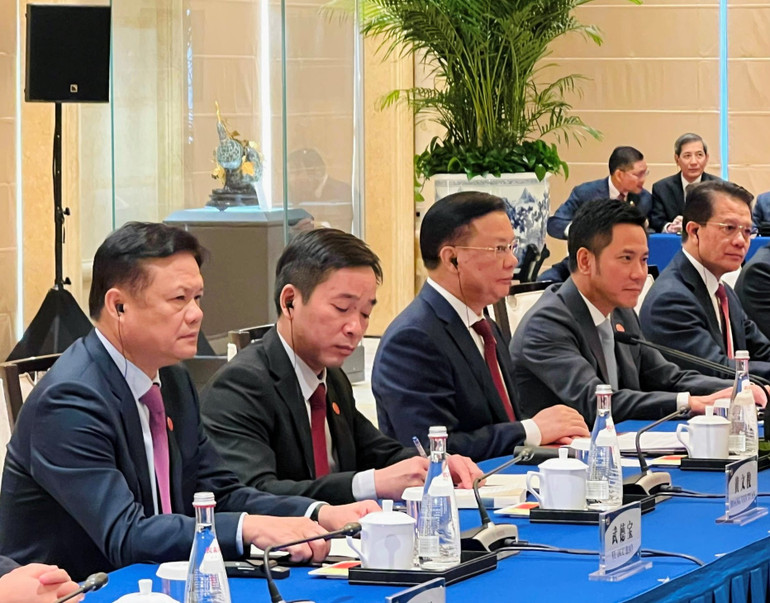 Đồng chí Đinh Tiến Dũng phát biểu tại cuộc hội đàm.