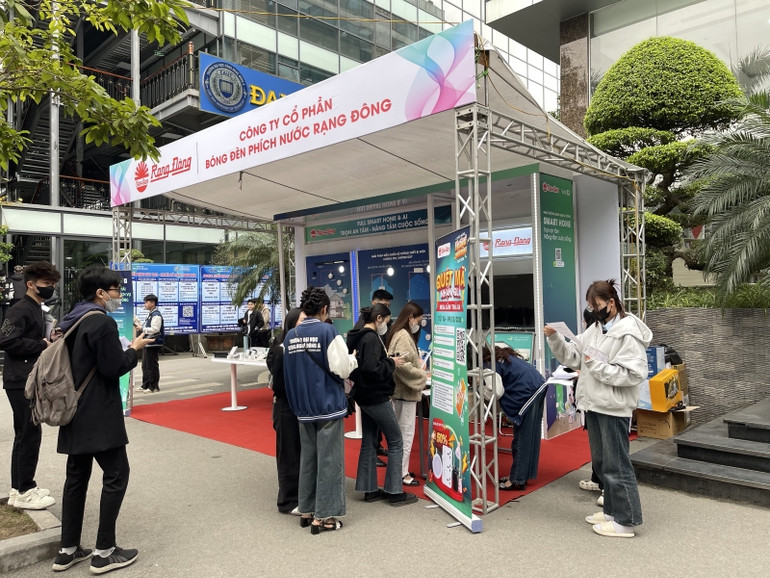 Sinh viên tìm hiểu cơ hội việc làm tại doanh nghiệp.