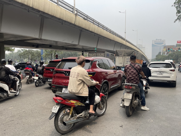 Nhiều trường hợp dù có mũ bảo hiểm nhưng vẫn cố tình không đội.