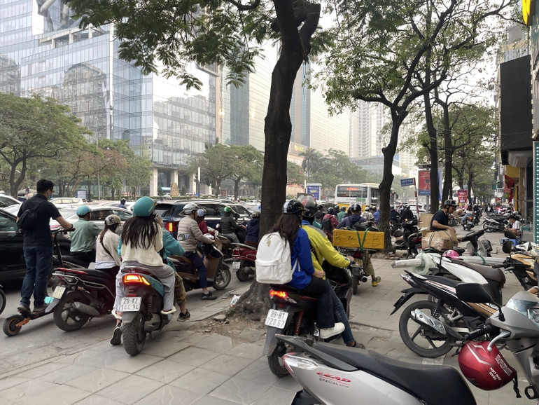 Tình trạng đi trên vỉa hè cũng tái diễn tại nhiều tuyến phố.